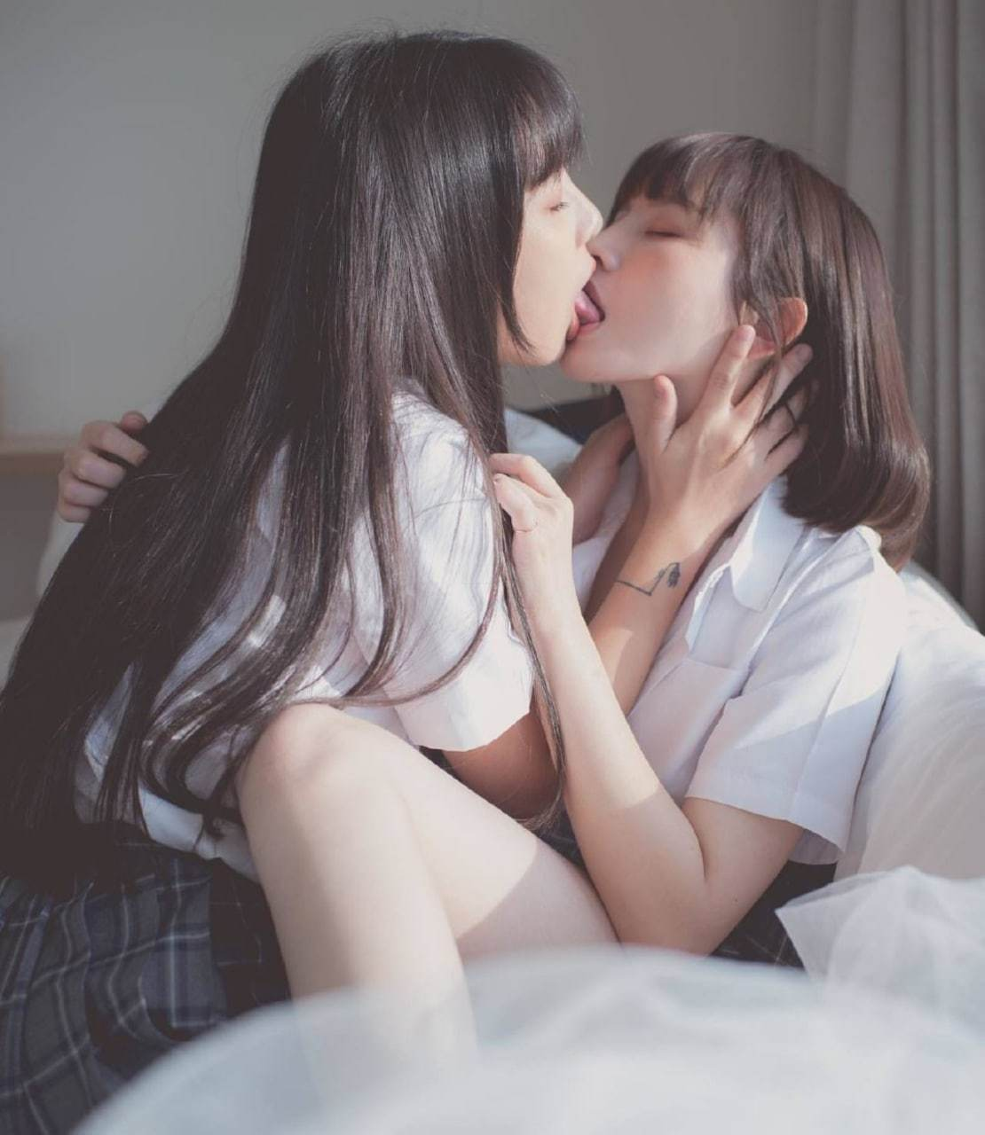 视频排行短剧《她在香海天气晴》封面，咖啡馆温情